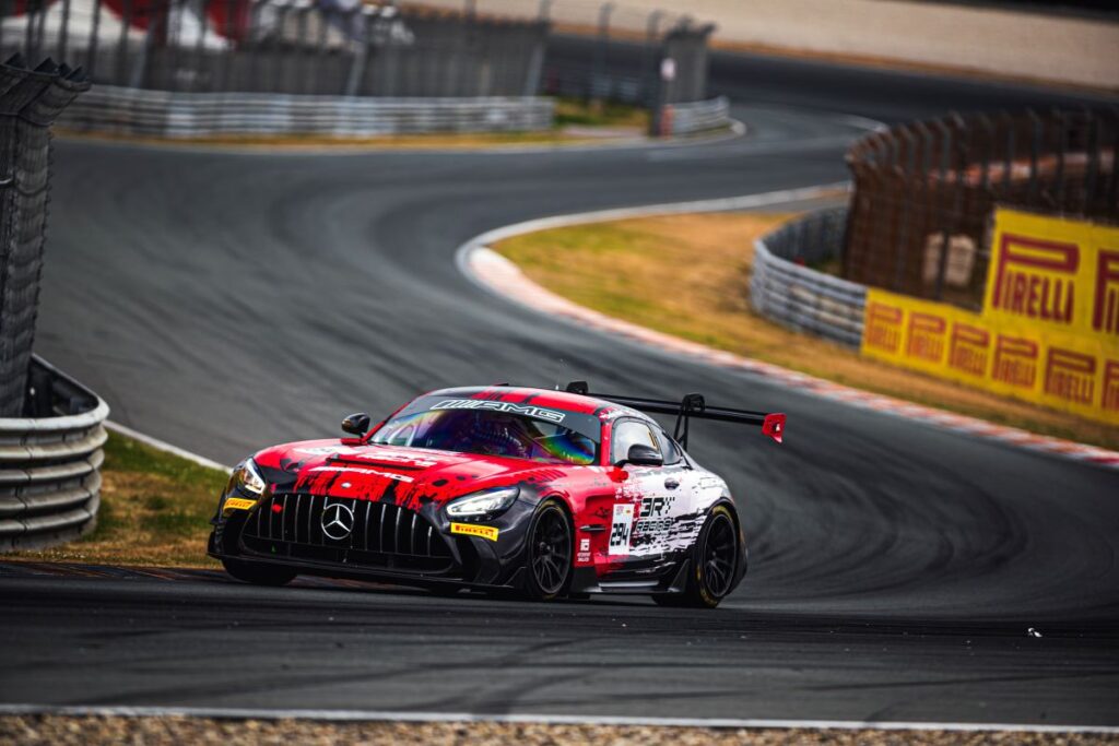 Druhé a třetí místo pro Petra Lisu s Ondřejem Rokosem ve třídě AM, bronz Maťa Homoly a Laury Kraihamerové v PRO-AM. Druhý letošní podnik GT2 European Series v Zandvoortu přinesl stáji RTR projects nejenom tři pódiová umístění, ale také velkou zkoušku týmové soudržnosti v podobě kvalifikační nehody.